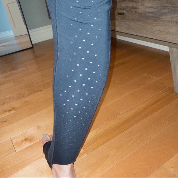 Under Armour Mid-Rise Black Legging with Stirrups - Picture 4 of 13